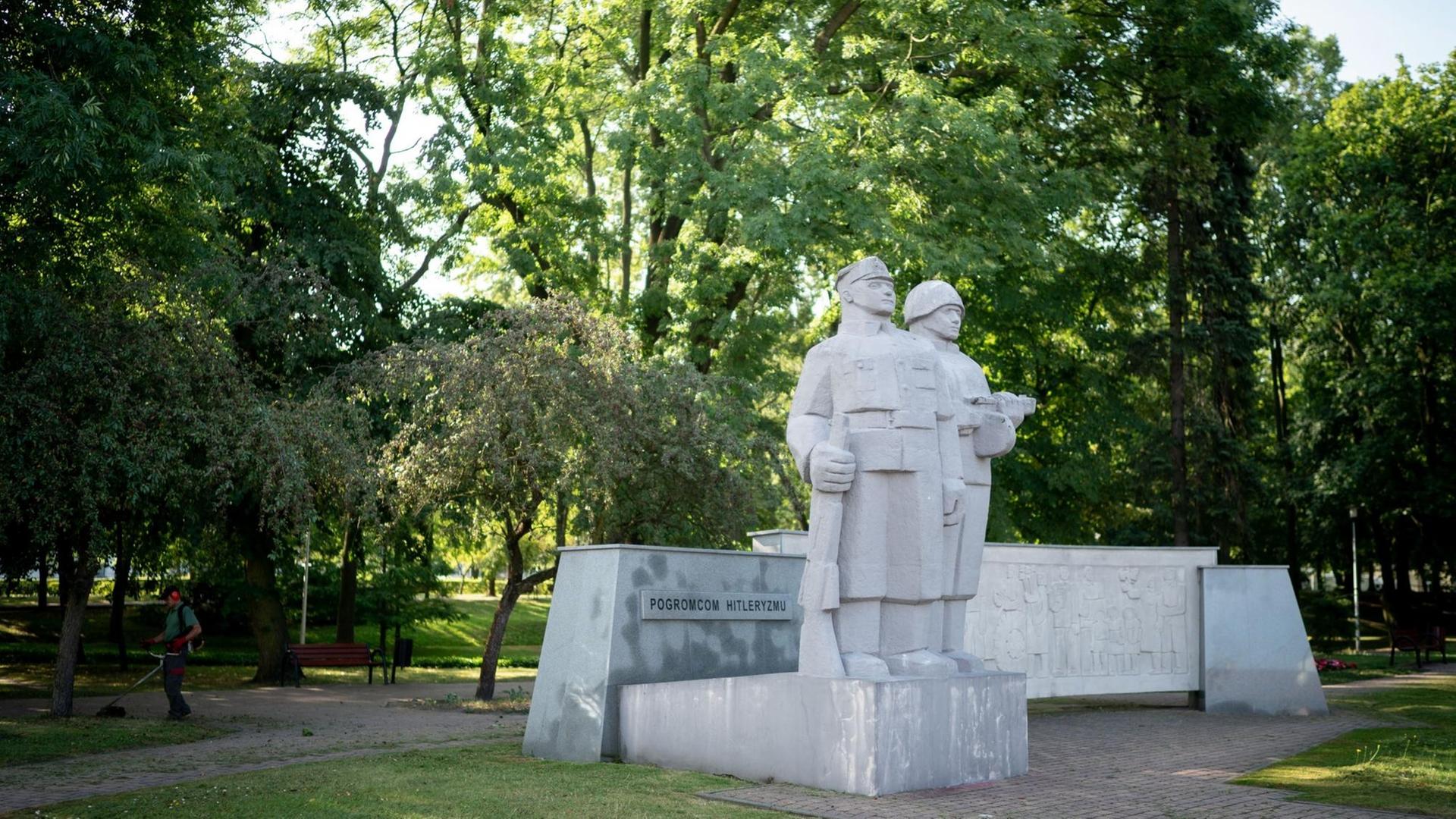 02.08.2019, Polen, Wielun: Statuen stehen in der Stadt Wielun zum Gedenken an den Überfall Nazi-Deutschlands in Polen am 1. September 1939.