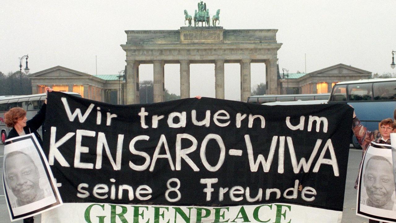 Mit einer Trauer-Mahnwache gedenken am 11.11.1995 Mitglieder von Greenpeace vor dem Brandenburger Tor des hingerichteten nigerianischen Bürgerrechtlers Ken Saro-Wiwa. Saro-Wiwa und seine acht Mitstreiter wurden am 10.11.1995 nach einem Schauprozess von der nigerianischen Militärdiktatur gehenkt.
