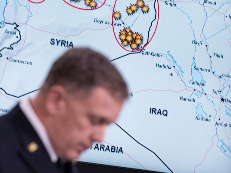Der US-Generalmajor William C. Mayville spricht über die Luftangriffe in Syrien.