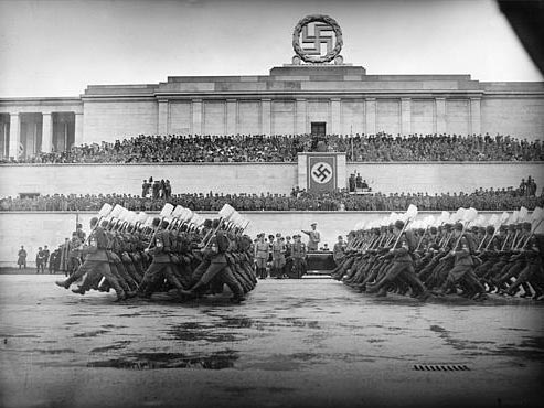 Hitler nimmt eine Parade des Reichsarbeitsdienstes auf dem Zeppelin-Feld in Nürnberg ab, 7.9.1938