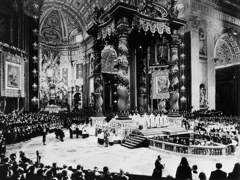 Die feierliche Abschlusssitzung der dritten Arbeitsperiode des Zweiten Vatikanischen Konzils am 21.11.1964 im Petersdom. Das Konzil, welches zur Öffnung und Erneuerung der Kirche beitragen sollte, endete im Dezember 1965.