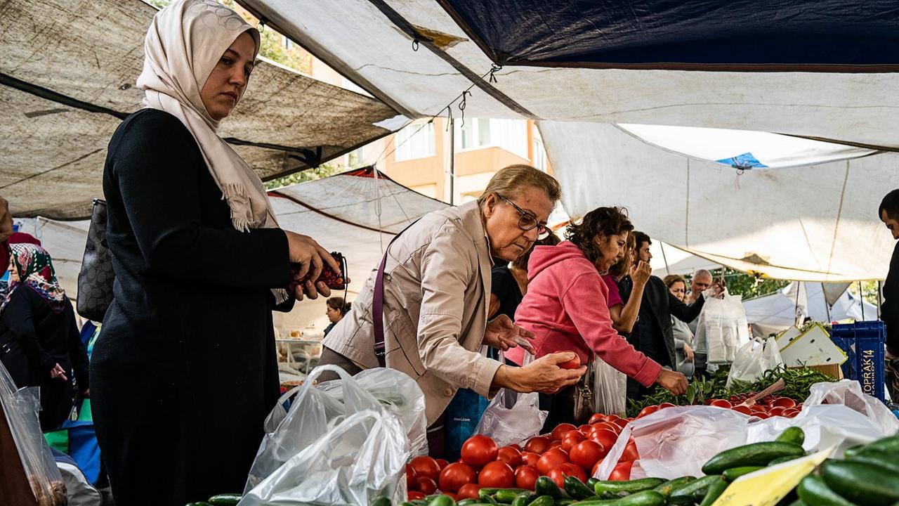Kundinnen an einem Stand auf dem Markt in Ataşehir