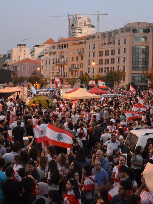 Ein Platz in der Innenstadt von Beirut ist voller Demonstranten.