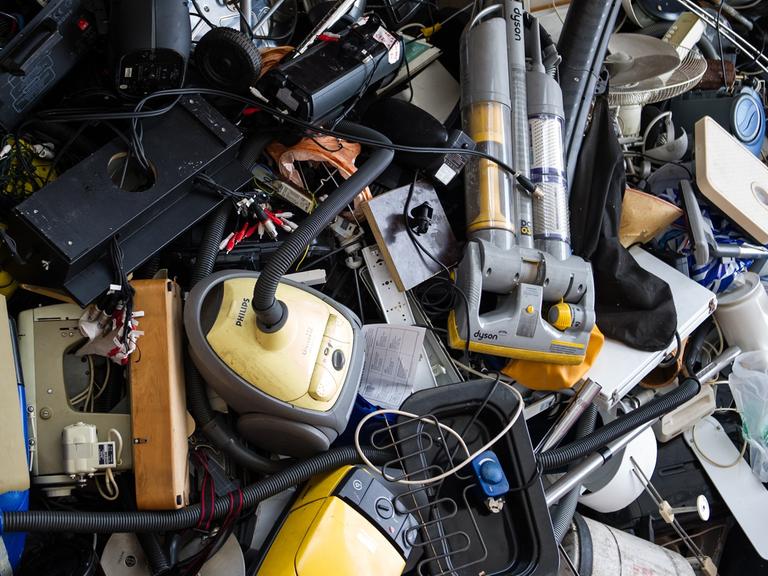 Ein Haufen Elektrogeräte, darunter Staubsauger und Werkzeug.