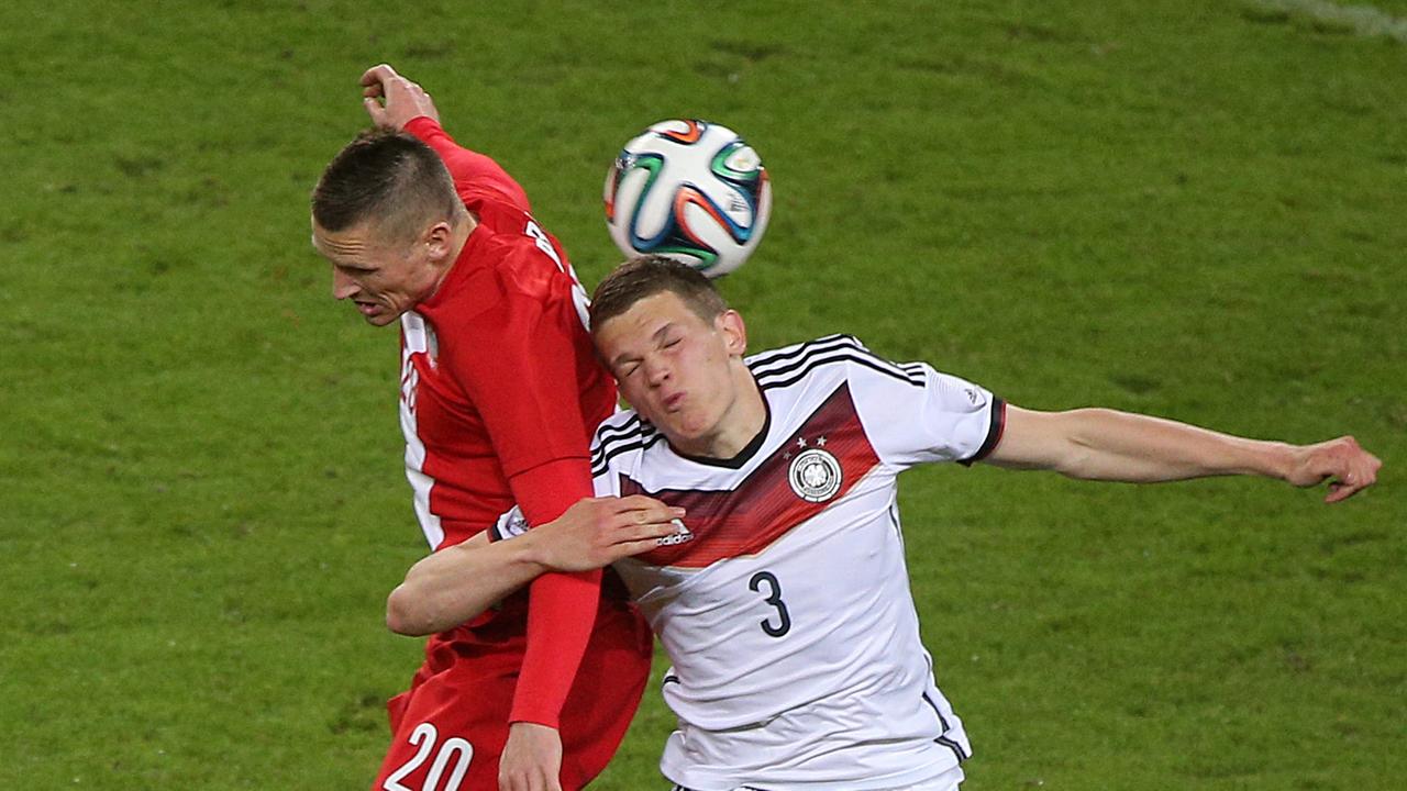 Fußball-Länderspiel Deutschland - Polen am 13.05.2014 in der Imtech-Arena in Hamburg. Deutschlands Matthias Ginter und Polens Marcin Robak kämpfen um den Ball.