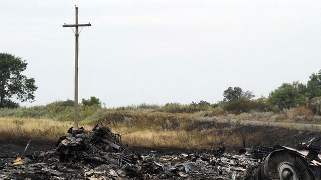 In der Nähe der ostukrainischen Stadt Schachtarsk, östlich von Donezk, liegen die Trümmer des Passagierflugzeugs der Malaysian Airlines.