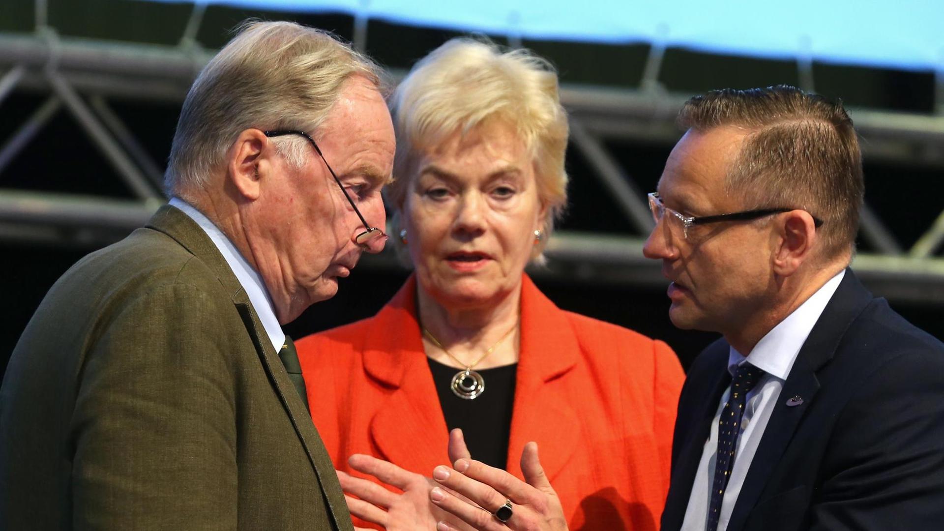 Erika Steinbach, frühere CDU-Politikerin und Leiterin der Desiderius-Erasmus-Stiftung, gemeinsam mit den AfD-Spitzenpolitikern Alexander Gauland (links im Bild) und Kay Gottschalk (rechts)