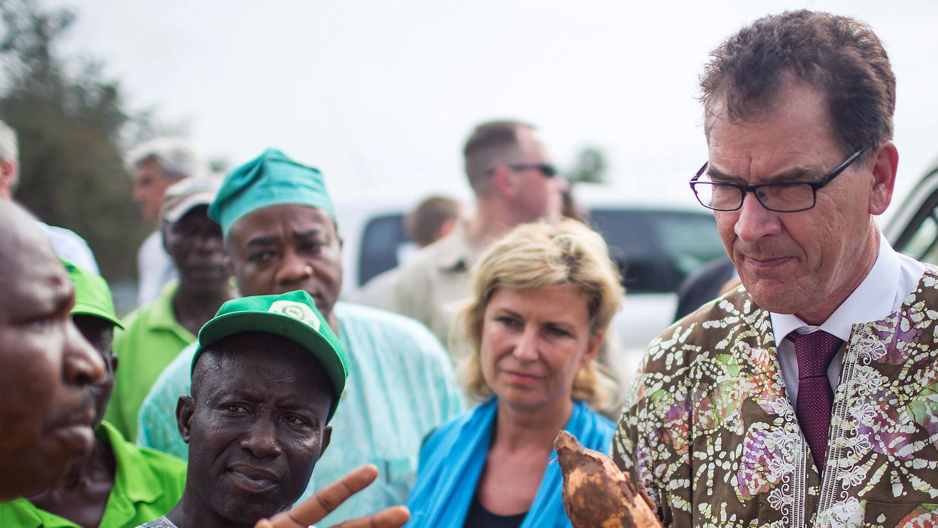 Bundesentwicklungsminister Gerd Müller (CSU) unterhält sich am 11.06.2014 mit Bauern bei Abeokuta, Nigeria.