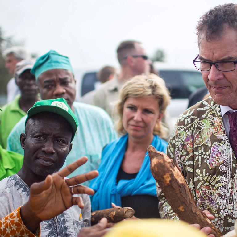 Bundesentwicklungsminister Gerd Müller (CSU) unterhält sich am 11.06.2014 mit Bauern bei Abeokuta, Nigeria.