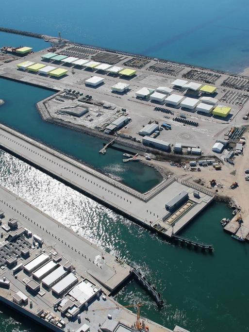 Vor Venedig liegt das MO.S.E.-Sperrwerk-Projekt im Bereich Porto di Lido. Immer wieder steht Venedig unter Wasser und der Meeresspiegel steigt weiter. Das Barrierensystem soll Venedig vor Wasserfluten schützen.