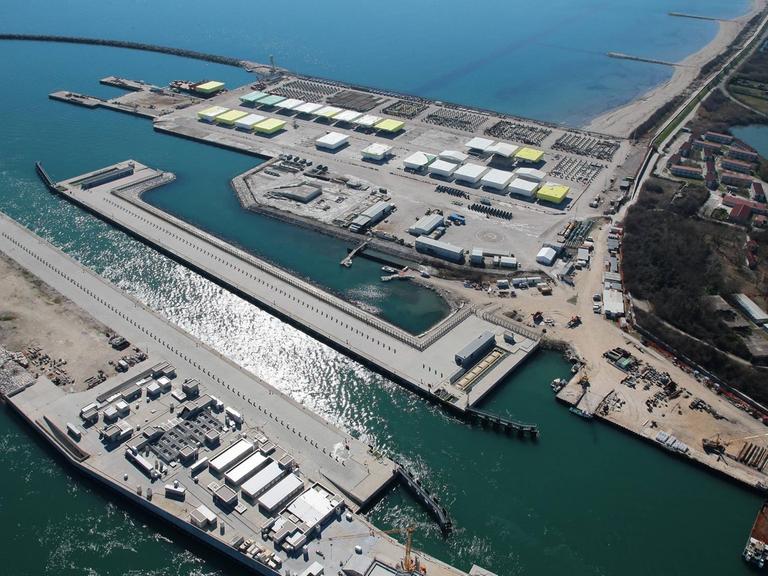 Vor Venedig liegt das MO.S.E.-Sperrwerk-Projekt im Bereich Porto di Lido. Immer wieder steht Venedig unter Wasser und der Meeresspiegel steigt weiter. Das Barrierensystem soll Venedig vor Wasserfluten schützen.