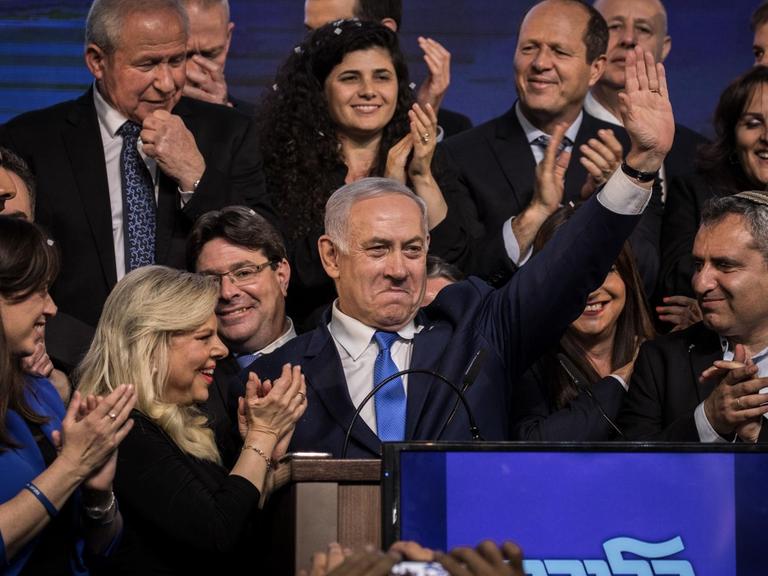 Benjamin Netanjahu winkt seinen Unterstützern auf einer Veranstaltung nach der Wahl.