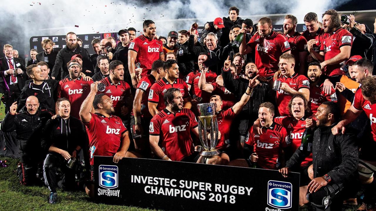 Die "Crusaders" aus Christchurch feiern ihren Sieg im Super-Rugby-Finale.