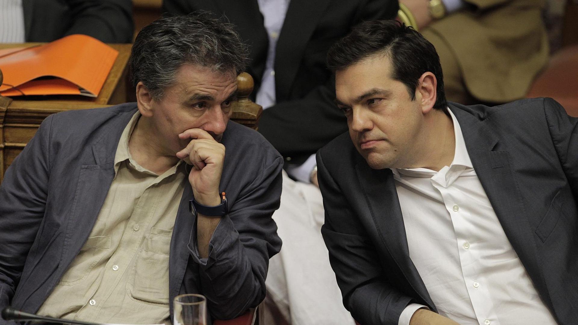 Der griechische Regierungs-Chef Tsipras mit Finanz-Minister Tsakalotos im Parlament