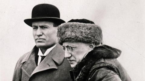 Diktator Benito Mussolini (l.) und Schriftsteller Gabriele D'Annunzio um 1930