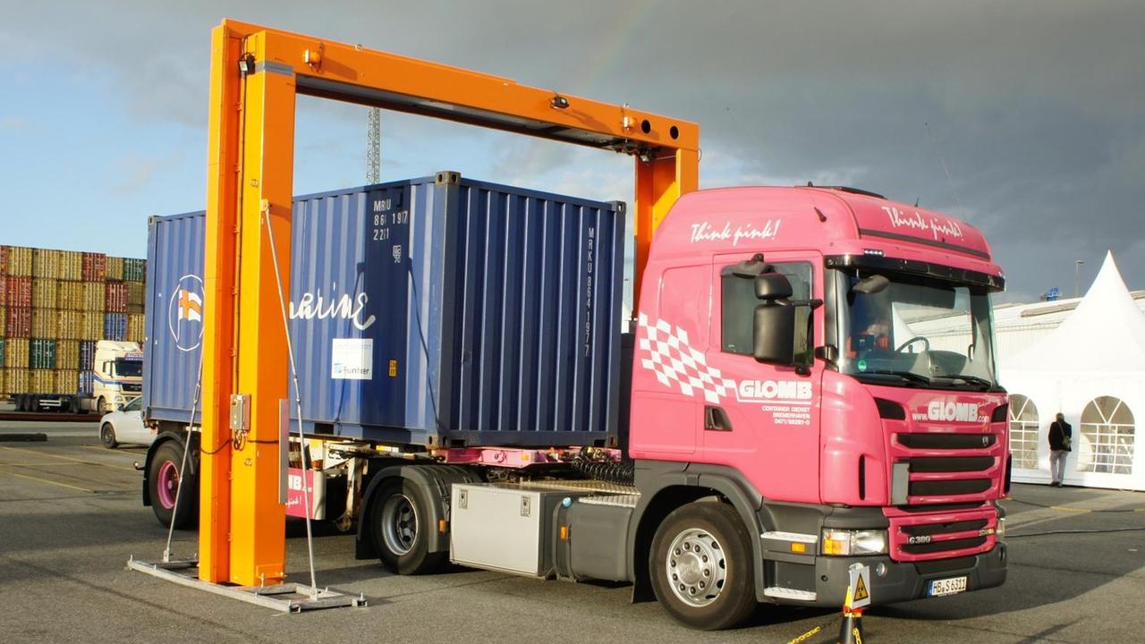 Ein Portalscanner in Bremerhaven durchleuchtet die Frachtcontainer direkt auf dem Lkw.
