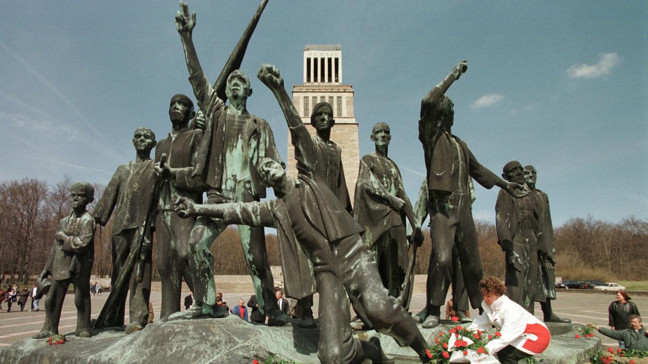 Besucher der Gedenkstätte im ehemaligen Konzentrationslager Weimar-Buchenwald legen Blumen und Kränze vor die Figurengruppe des Bildhauers Fritz Cremer, die den Tag der Befreiung des Lagers am 11. April 1945 symbolisiert.
