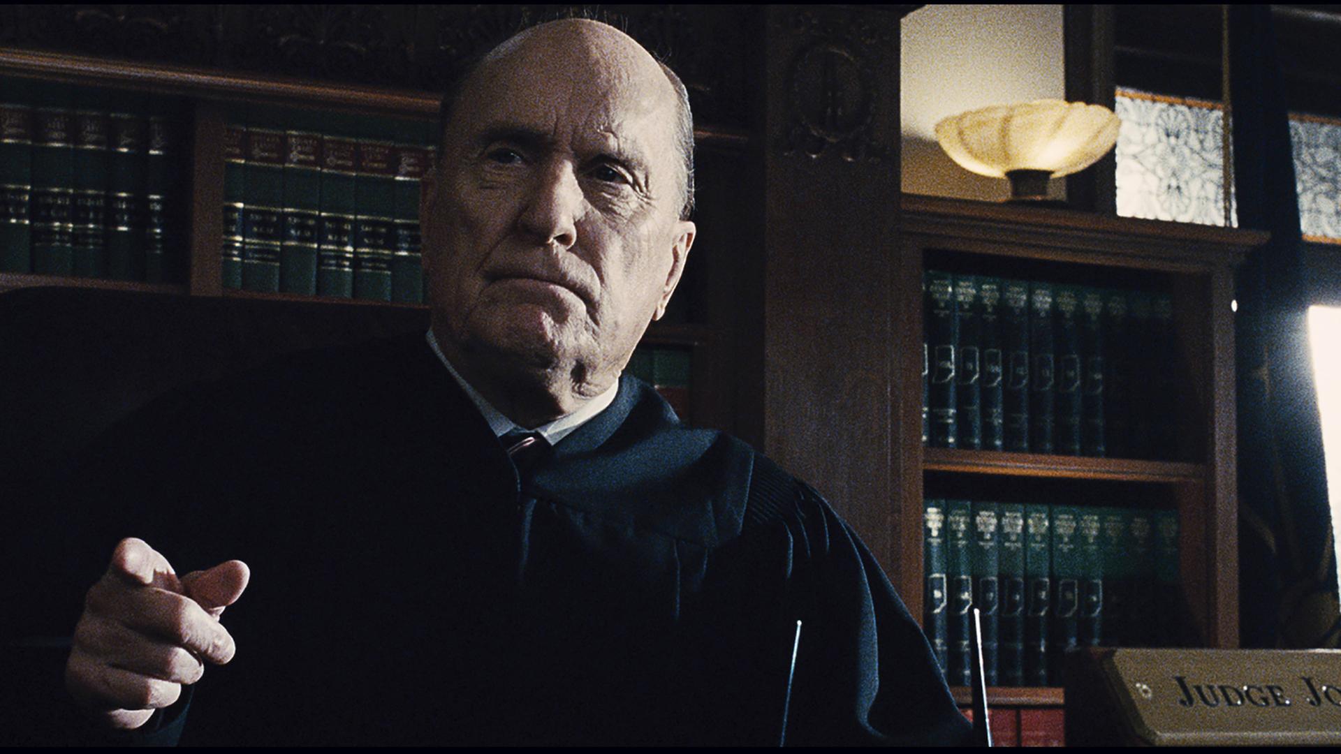 Robert Duvall sitzt in Richterrobe am Richtertisch in einer Szene aus David Dobkins "Der Richter".