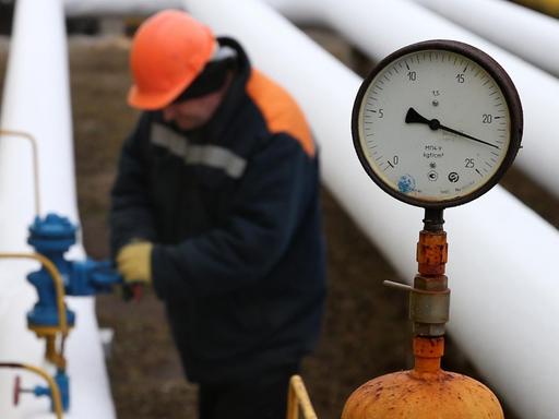 Ein Arbeiter der russischen Gazprom in Donezk an einer Pipeline