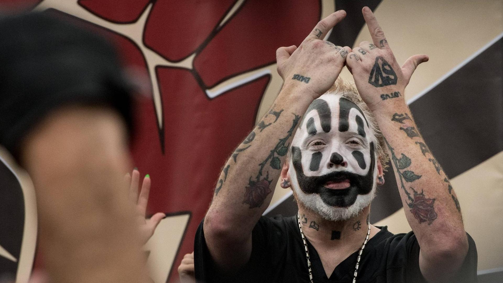 Fans der Band Insane Clown Posse – eine Clown-Horror-Rap-Band aus Detroit - beim "Marsch auf Washington" am 16. September 2017. Wegen der oftmals kriminellen Aktivitäten ihrer Fans galt die Band zwischenzeitlich als kriminelle Vereinigung und wurde vom FBI beobachtet.