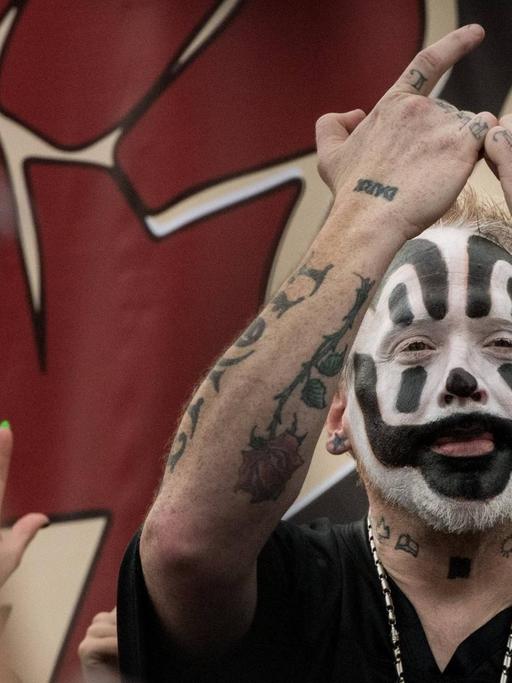 Fans der Band Insane Clown Posse – eine Clown-Horror-Rap-Band aus Detroit - beim "Marsch auf Washington" am 16. September 2017. Wegen der oftmals kriminellen Aktivitäten ihrer Fans galt die Band zwischenzeitlich als kriminelle Vereinigung und wurde vom FBI beobachtet.