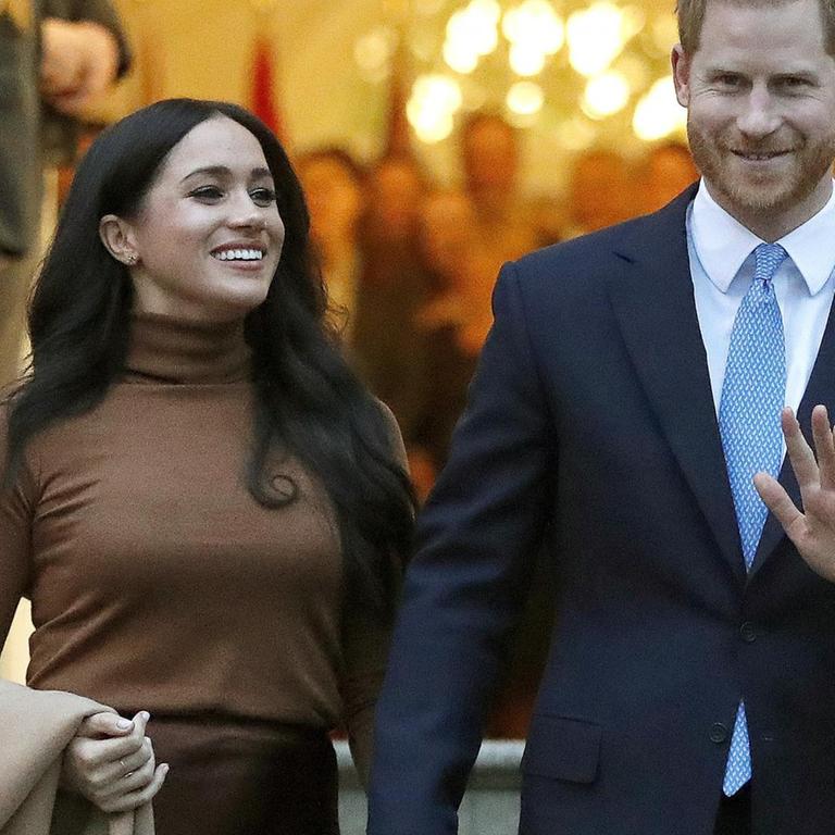 Der britische Prinz Harry und Herzogin Meghan verlassen Hand in Hand und lächelnd das Canada House in London