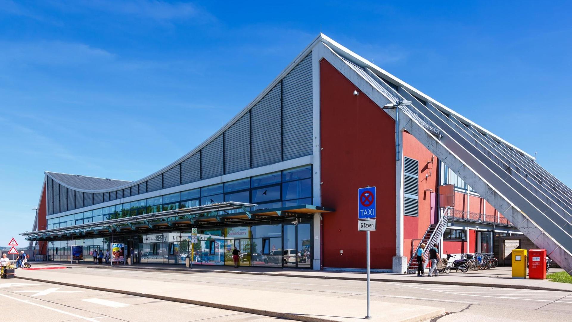 Blick auf den Terminal des Flughafen Memmingen (FMM) Allgäu Airport