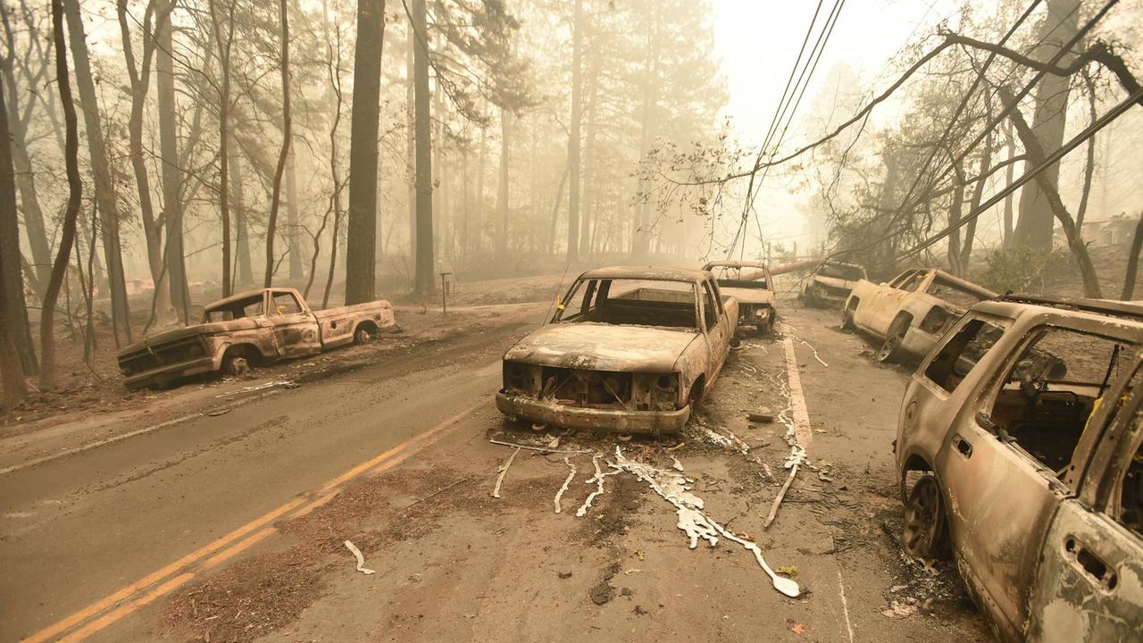 Ausgebrannte Autos auf einer Straße in Paradise im US-Bundesstaat Kalifornien, wo die Rettungs- und Löscharbeiten weiter andauern. 
