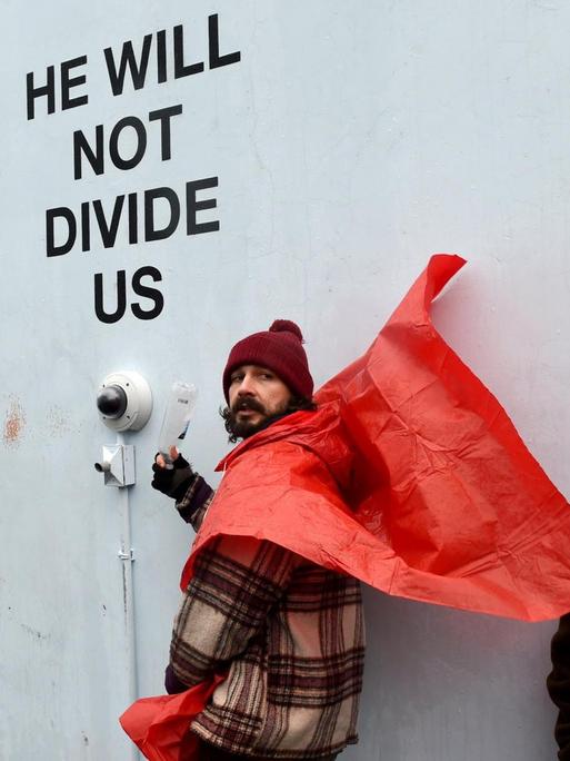 Shia LaBeouf vor der Streaming-Kamera seiner Installation "He Will Not Divide Us".