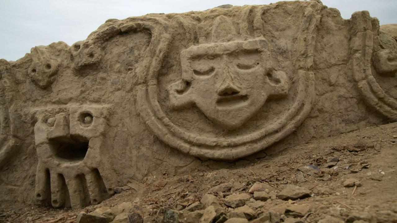 Peru, Lima: Ein knapp drei Meter breites Steingebilde in der archäologischen Stätte Vichama, 110 Kilometer nördlich von Lima, zeigt Menschenköpfe und Schlangen, die auf eine Darstellung der Fruchtbarkeit des Bodens hinweisen. In Peru ist dieses 3.800 Jahre altes Relief entdeckt worden (16.8.2018). Peru, Lima: Ein knapp drei Meter breites Steingebilde in der archäologischen Stätte Vichama, 110 Kilometer nördlich von Lima, zeigt Menschenköpfe und Schlangen, die auf eine Darstellung der Fruchtbarkeit des Bodens hinweisen. In Peru ist dieses 3.800 Jahre altes Relief entdeckt worden (16.8.2018).