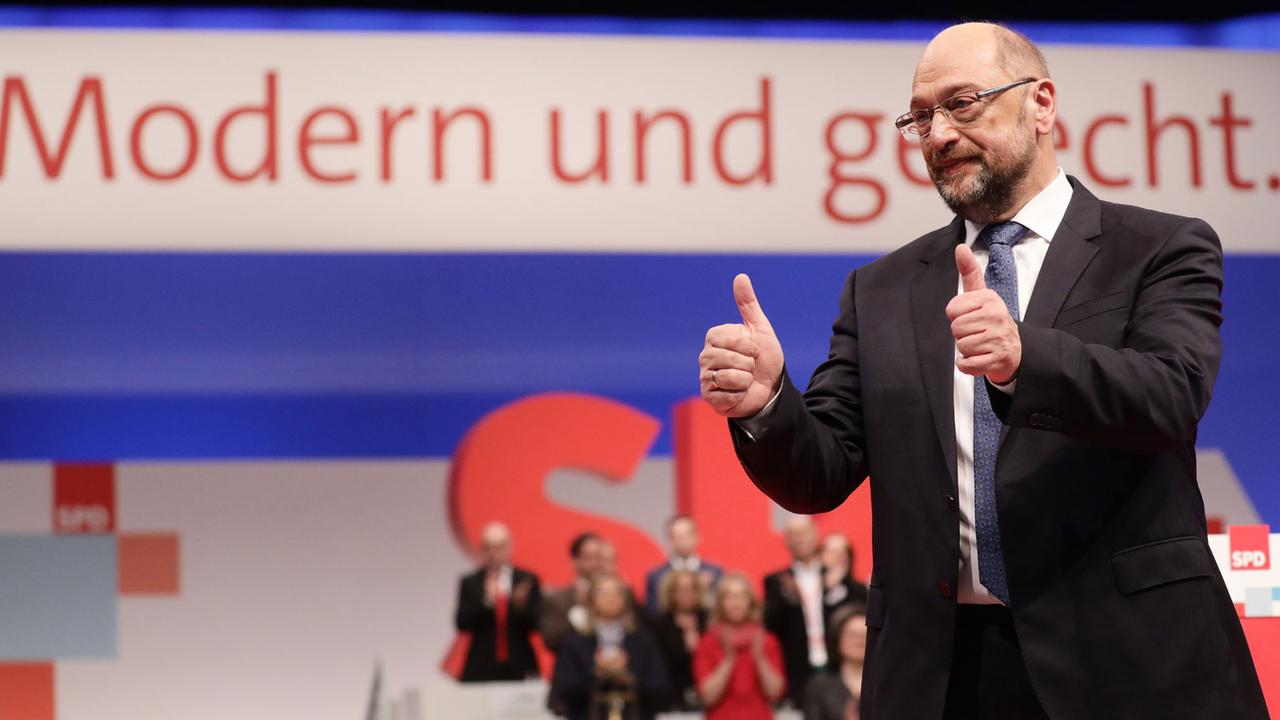 Schulz bei seiner Rede auf dem Parteitag: Daumen hoch - für die GroKo?
