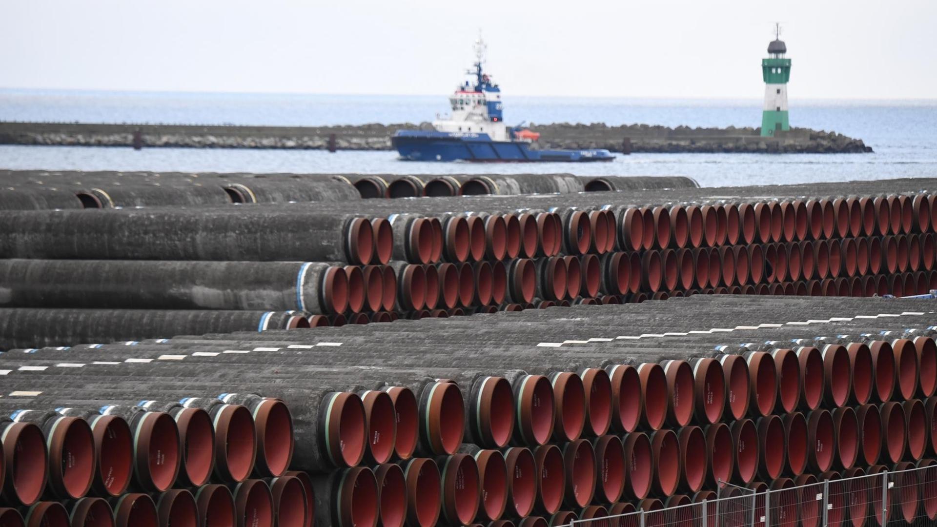 Rohren für den Bau der Erdgaspipeline Nord Stream 2 von Russland nach Deutschland werden im Hafen Mukran auf der Insel Rügen gelagert.