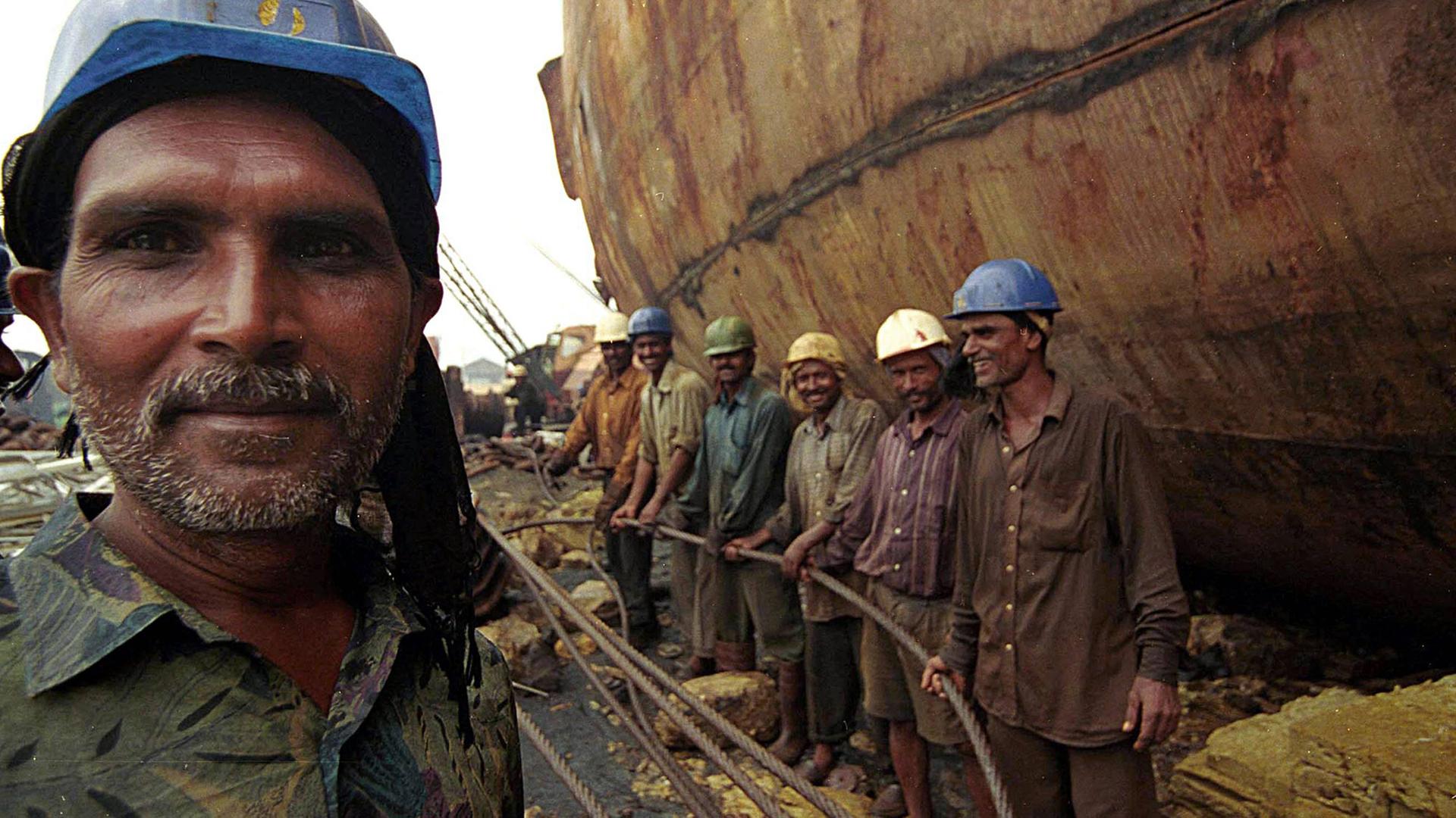 Sie leben gefährlich: Arbeiter auf dem Schiffsfriedhof im indischen Alang
