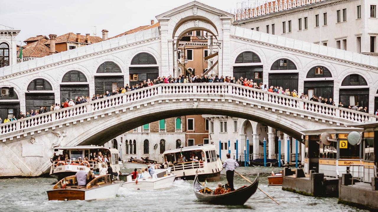 Rialto Brücke am Canal Grande, aufgenommen am 04. Oktober 2019 in Venedig, Italien 