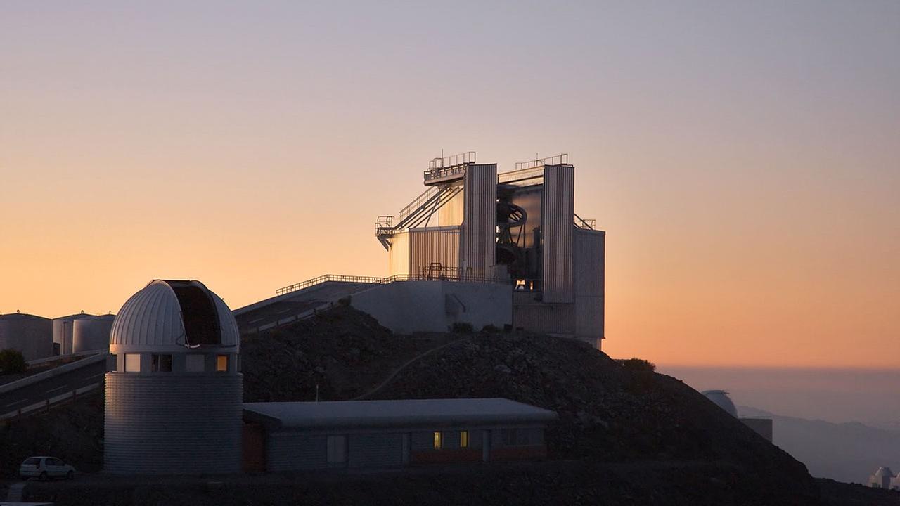 Raymond Wilsons New Technology Telescope (rechts) auf La Silla in Chile