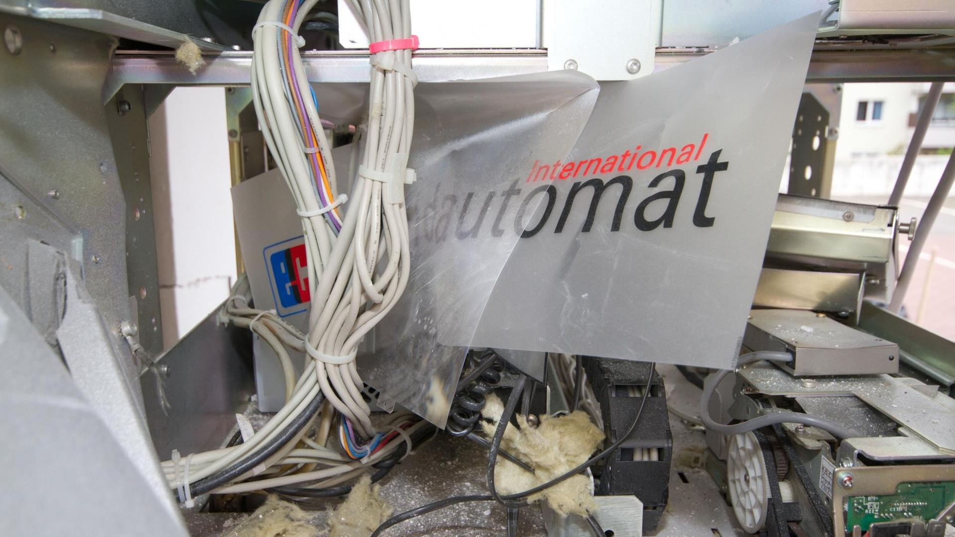 Blick auf den zerstörten Geldautomaten nach einer Sprengung.