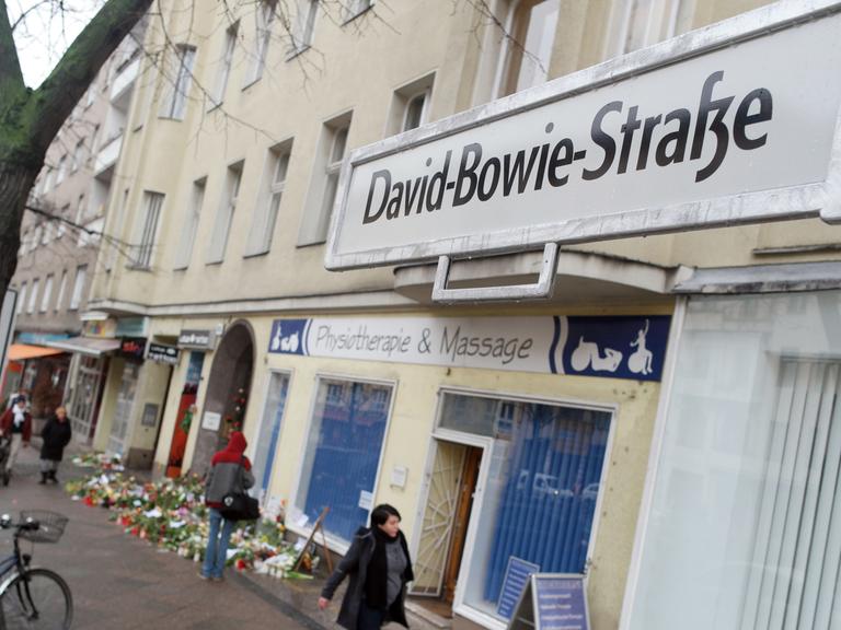 Ein provisorisches David-Bowie-Straßenschild hängt vor dem Hauseingang Hauptstraße in Berlin-Schöneberg.