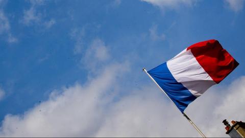 Eine französische Fahne weht im Wind