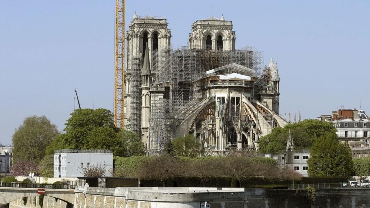 Die Kathedrale Notre Dame in Paris ist nach dem Brand eingerüstet.