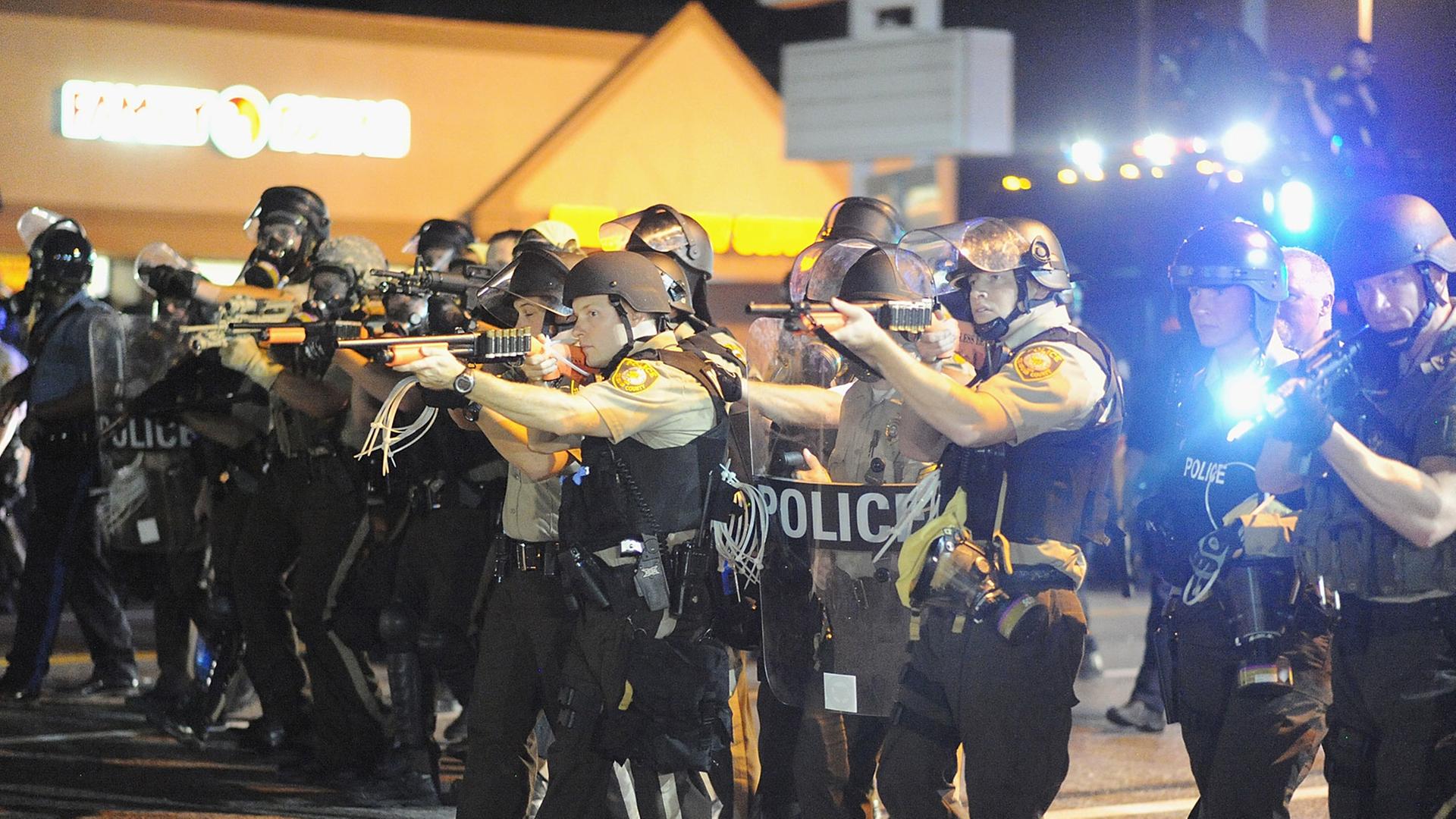 Die Polizei in der US-Kleinstadt Ferguson sieht sich mit Rassismusvorwürfen konfrontiert - und geht nach Ausschreitungen hart gegen Demonstranten vor.