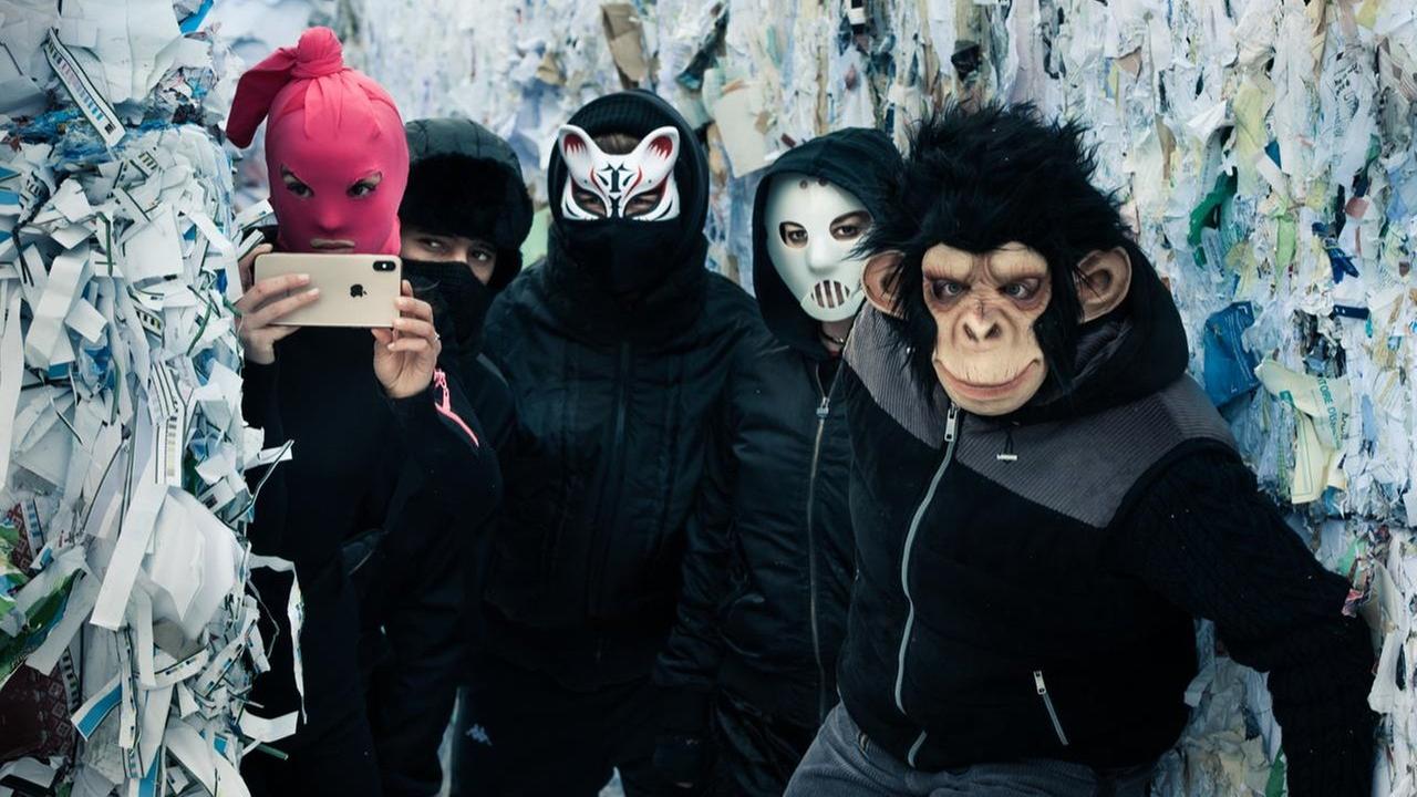 Auf dem Bild sind Aktivisten bei einer Protestaktion zu sehen. Sie tragen gruselige Horror-Masken