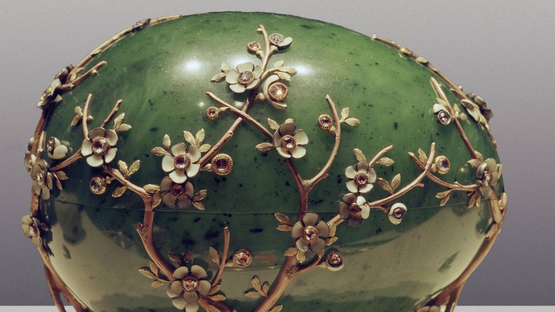 Kunstvolles Osterei mit Apfelblüten aus Nephrit, Gold, Email, Diamanten. (Geschenk des Goldminenbesitzers Kelch an seine Frau Barbara zu Ostern 1901). Fabergé; Werkmeister: Michael Perchin. St. Petersburg zwischen 1899 und 1908.