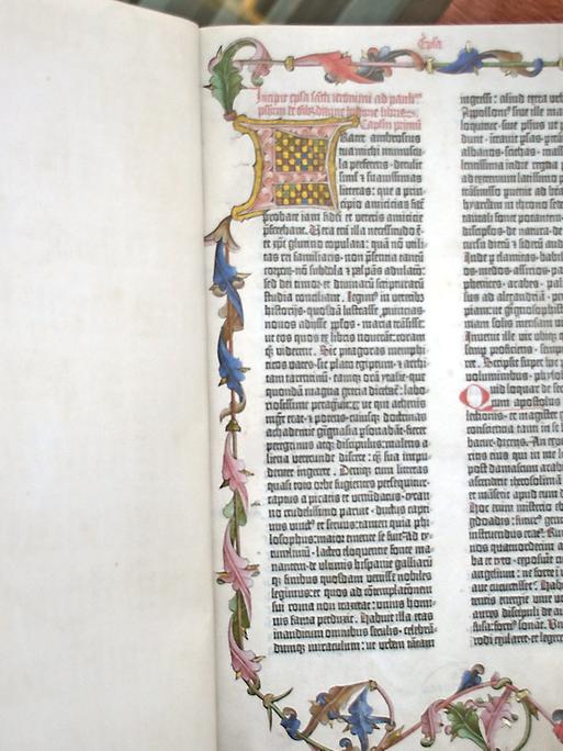 Der Mainzer Buchwissenschaftler Stephan Füssel hält ein Exemplar der neu erschienenen Reproduktion der Gutenberg-Bibel von 1454 in Händen