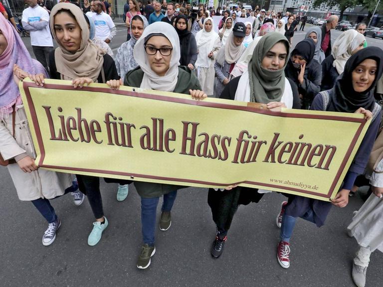 Unter dem Motto "Nicht mit uns - Muslime und Freunde gegen Gewalt und Terror" haben am Samstag (17.06.17) in der Kölner Innenstadt nach Polizeiangaben einige Hundert Menschen gegen Terrorismus, Krieg, Diktatur und Extremismus demonstriert.
