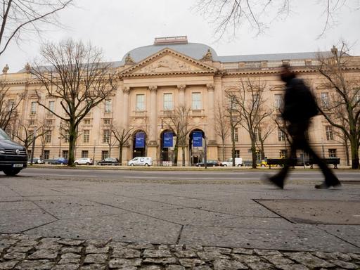 Berlin: Ein Passant geht an der Staatsbibliothek Unter den Linden vorbei.