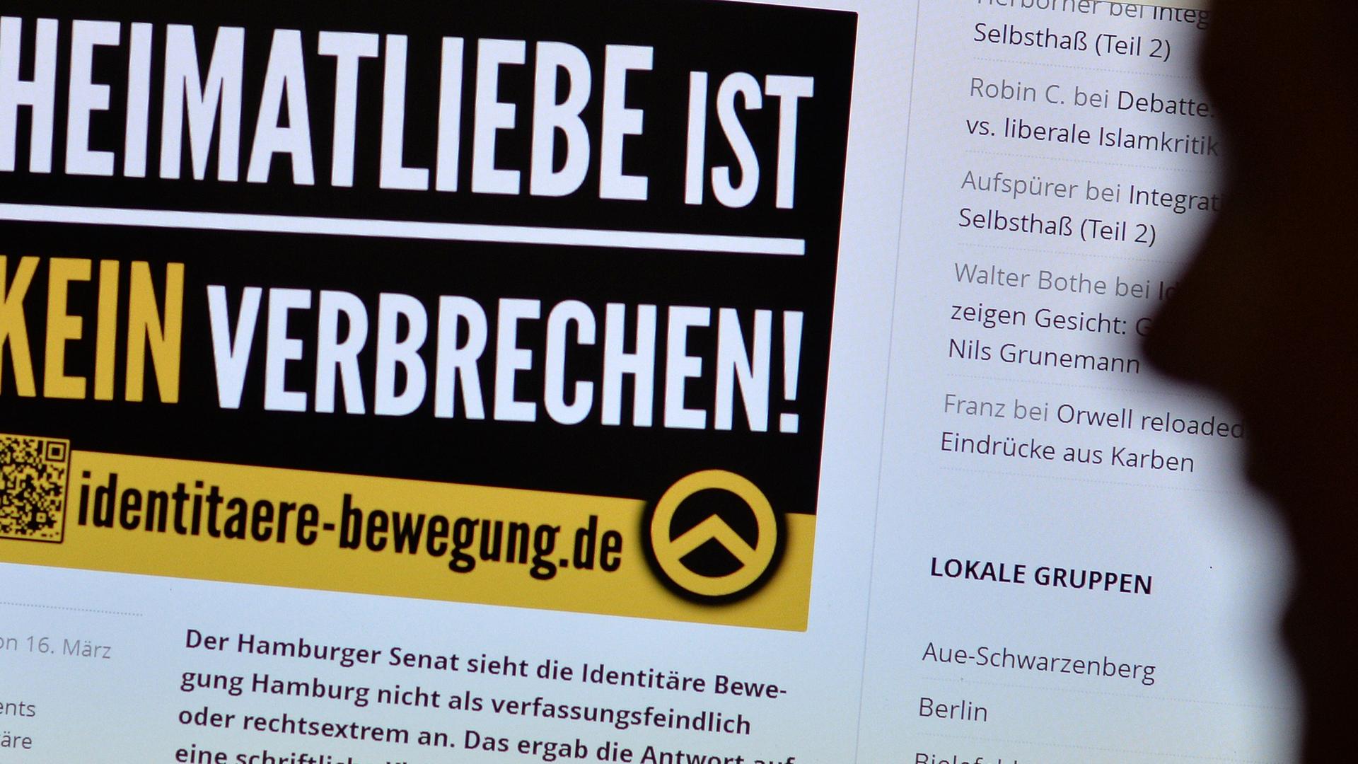 Jugendliche betrachten am 09.07.2013 in Berlin eine im rechten Bereich agierende Webseite.