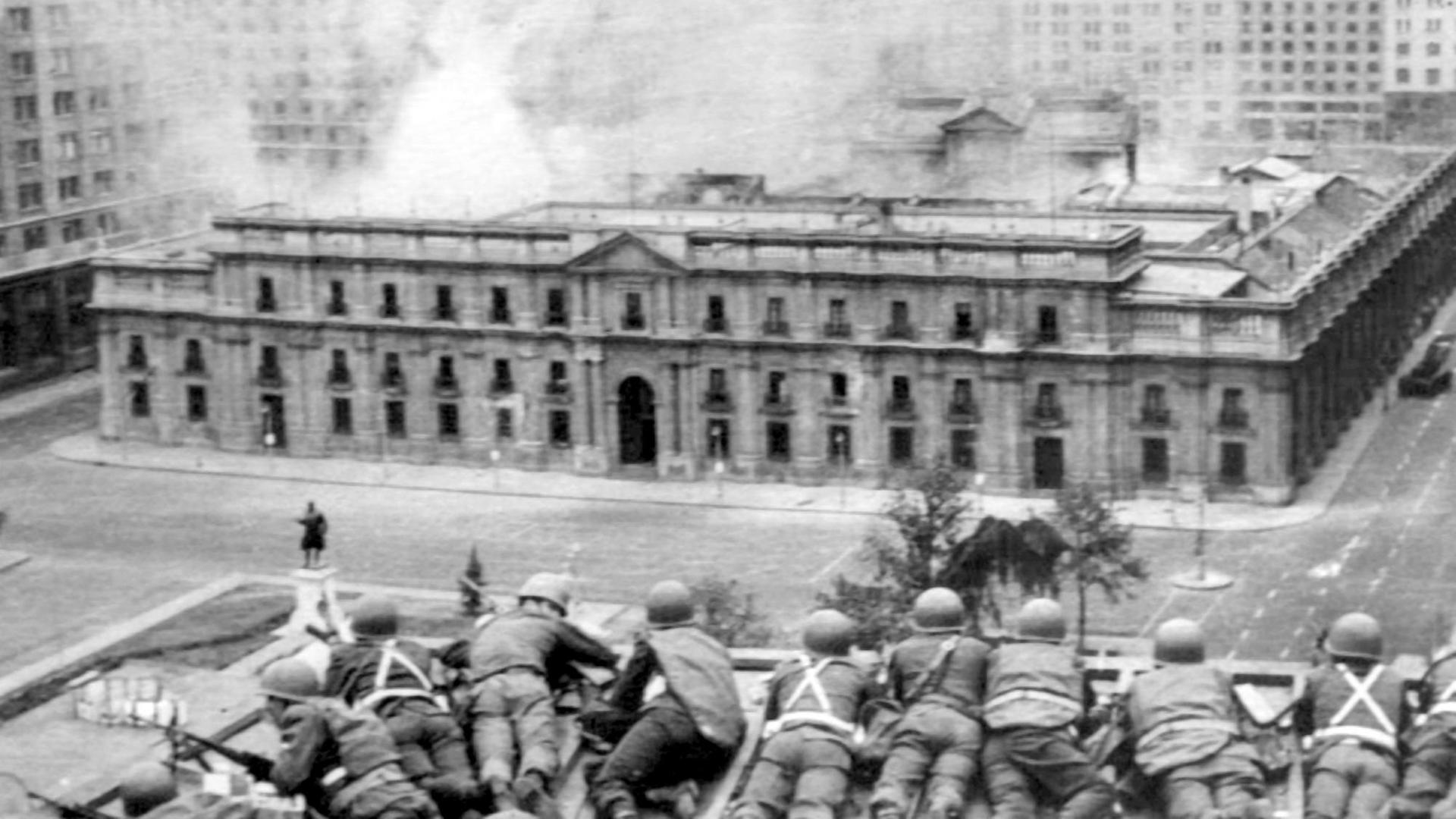 Einheiten der putschenden Militärs feuern vom Dach eines gegenüberstehenden Gebäudes auf den Palast, 11. September 1973.