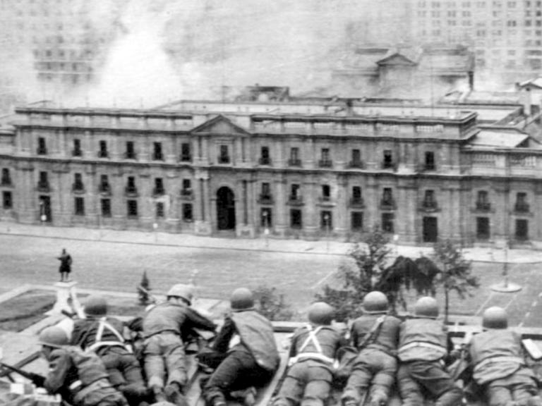 Einheiten der putschenden Militärs feuern vom Dach eines gegenüberstehenden Gebäudes auf den Palast, 11. September 1973.