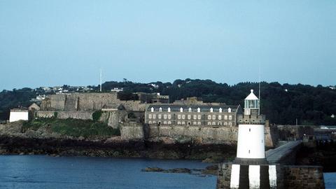 Der Leuchtturm in der Hafeneinfahrt von St. Peter Port auf der britischen Kanalinsel Guernsey.