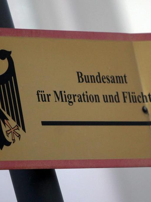 Ein Hinweisschild für das "Bundesamt für Migration und Flüchtlinge"